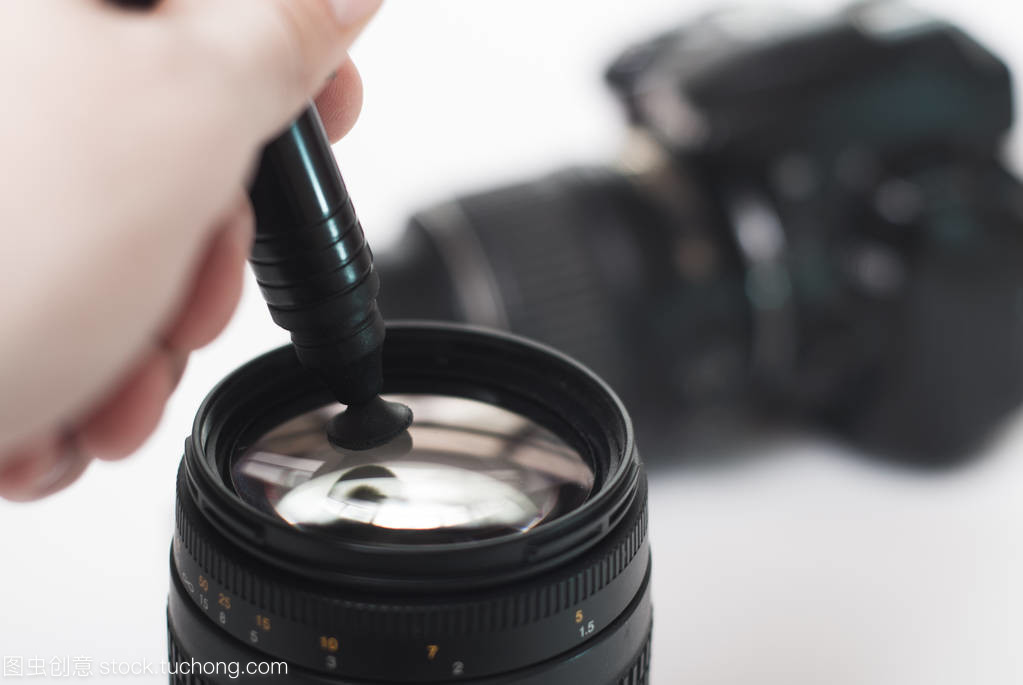 手擦拭透镜 单反相机清洁的重要性与方法